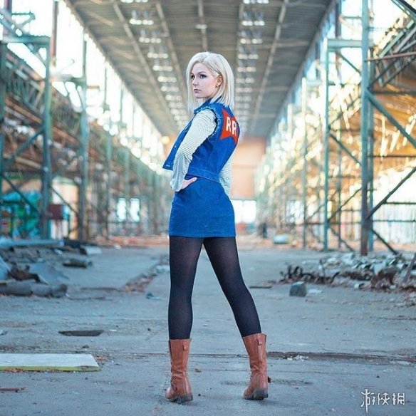 德妹cos《龙珠格斗z》人造人18号 冷艳御姐杀气满满