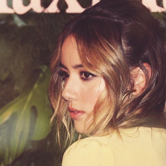 嘘 不只帮你找工作!混血女星汪可盈最新时尚美图!