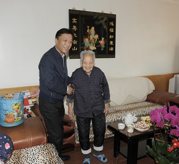 山西省交通运输厅厅党组书记厅长闫晨曦代表厅党组看望离休干部图