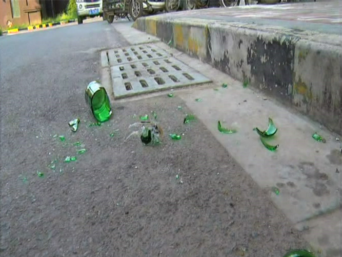 天降酒瓶楼下老人一月两次挨砸