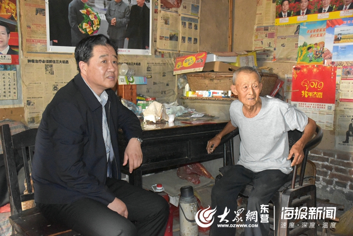 每到一户,牛永昌都详细询问养老,医疗,收入来源等方面的情况,听取他们