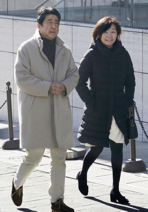 安倍与夫人信步(共同社)