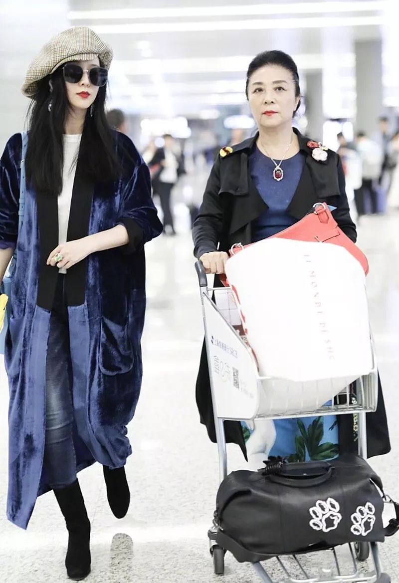 范冰冰难得与爸妈走机场,无名指鸽子蛋瞩目,范妈花围巾抢镜女儿