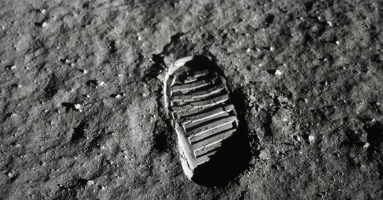 美国人在月球留下的第一个人类脚印。