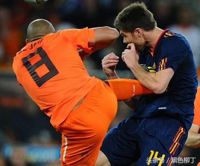 "北德容",指的就是德容在赛场上的防守动作非常凶狠.