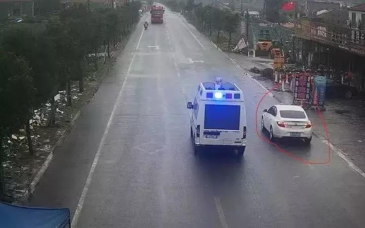 說好等爸爸洗漱完一起去學校