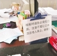 武汉市新洲区总工会职工服务中心医疗互助窗口的提示牌。 网民 供图