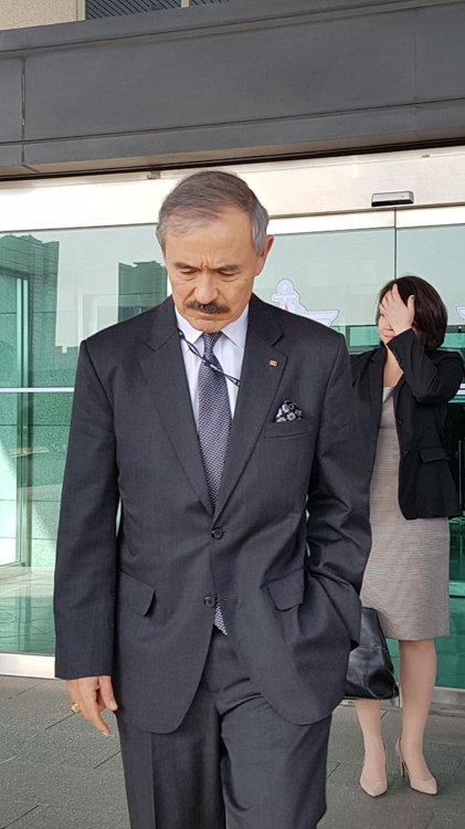 28日下午,与韩国防长会面结束后,哈里斯走出国防部大楼