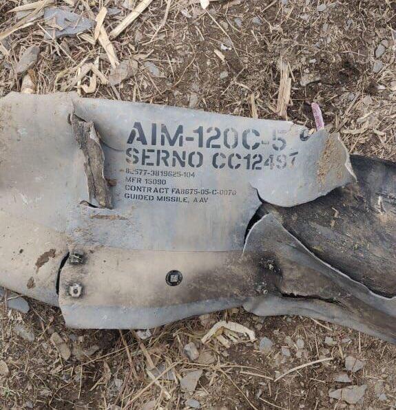 印度媒体公开在印控克什米尔地区拾获的导弹残骸，可见AIM-120C字迹
