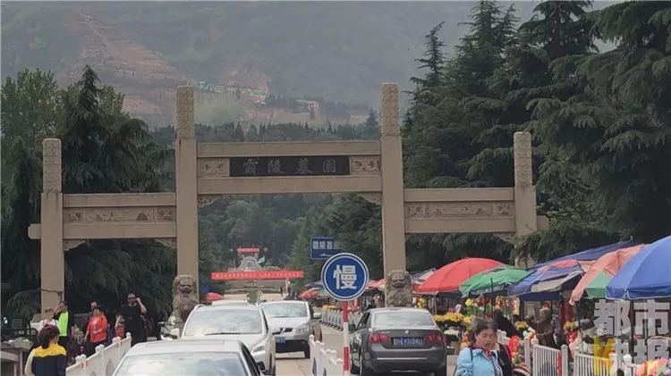 *灞桥区霸陵墓园:面积4平方左右,墓穴超标.