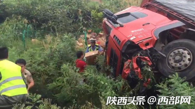 大货车侧翻1370箱苹果散落高速4小时路警联合捡拾