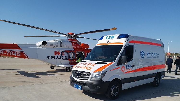 120救援直升机平稳降落.