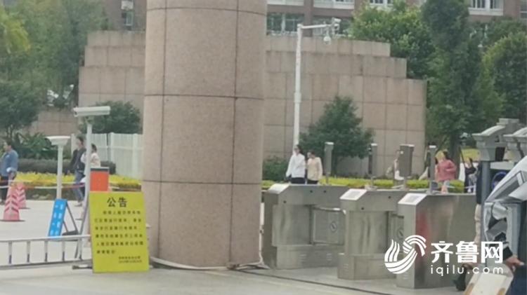 涉事福州外语外贸学院正门进出入门禁,只能通过刷脸进出