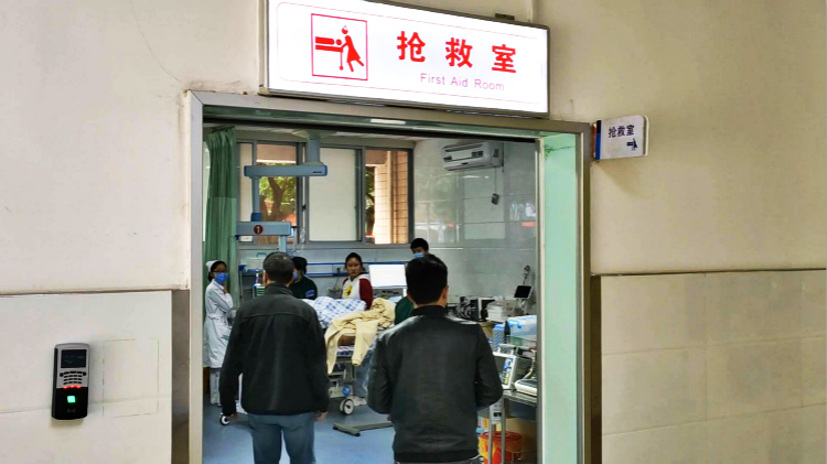 （福州市长乐区医院抢救室，28日当晚，120急救车将小韩送往此处。）