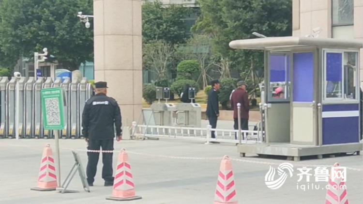 (涉事福州外语外贸学院门口值岗安保人员)