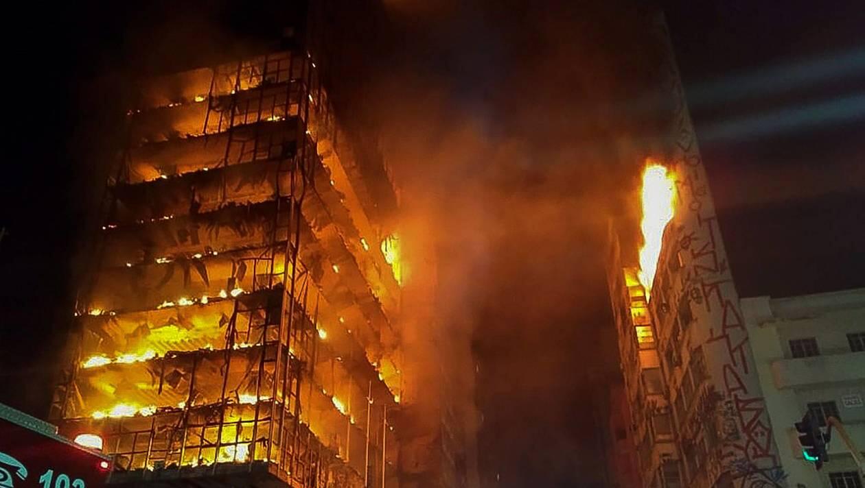 巴西24层高楼发生大火后坍塌暂无重大人员伤亡