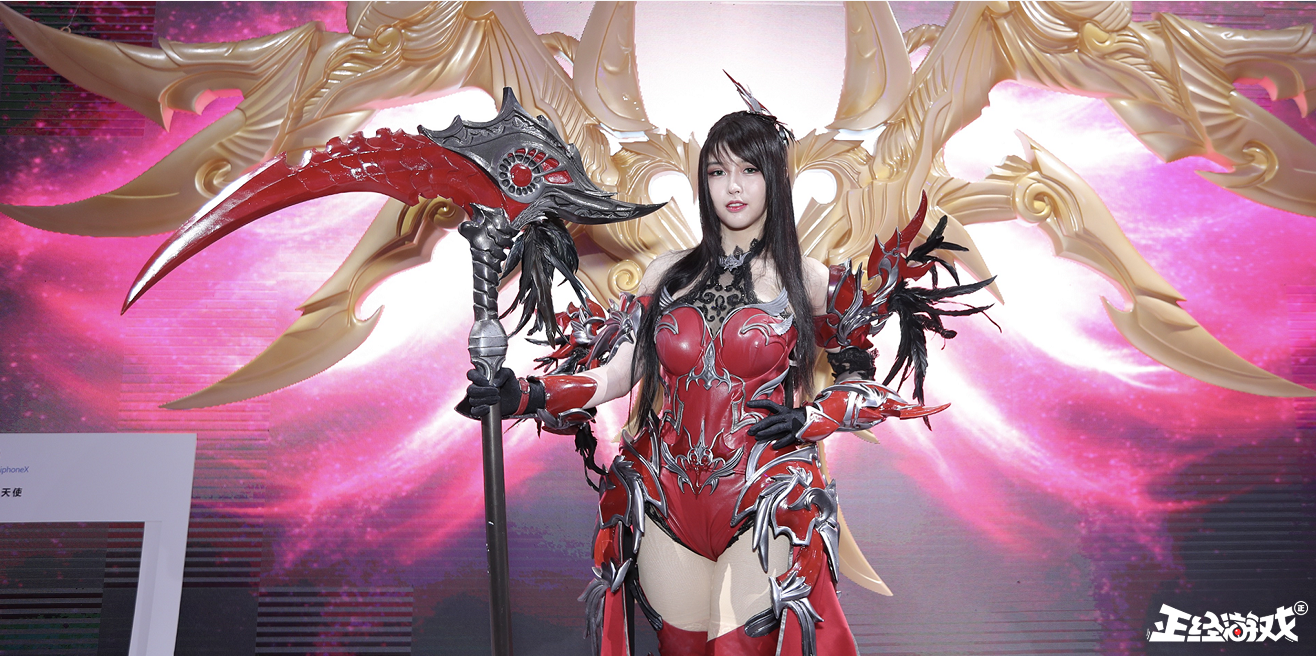 cj2018:最敬业的coser:穿着厚重cos服装哭着陪你笑