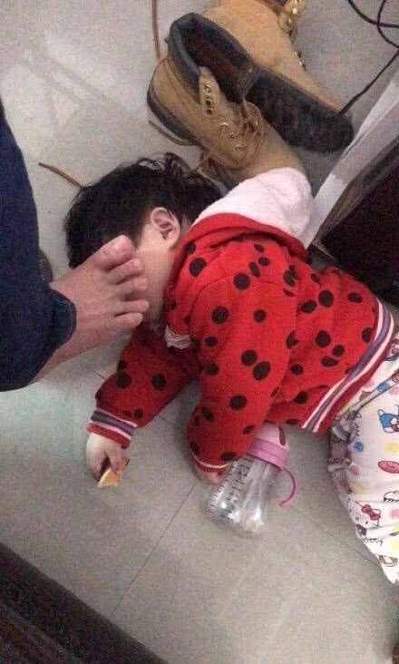 网传广东一男子虐童 警方调查:男子故意摆拍与前妻斗气