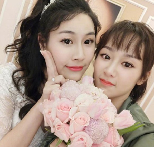杨紫参加闺蜜婚礼收捧花 十年青春彼此陪伴