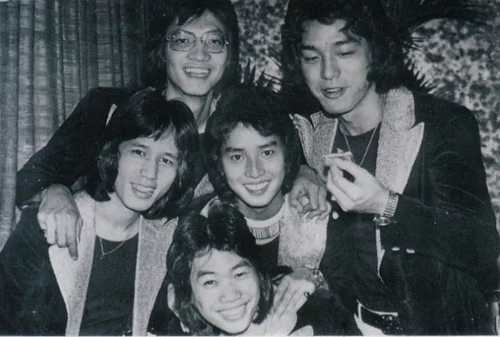 找来陈友和钟镇涛重建乐队,将loosers(失败者)改名为wynners(胜利者)