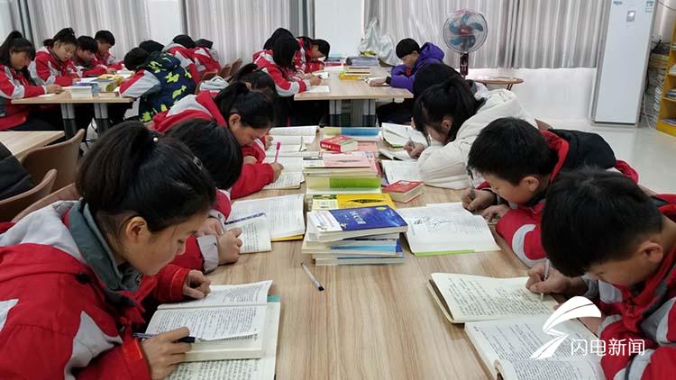 随后,采访团前往的长兴集乡初级中学和顿庄小学,又让记者们看到了黄河