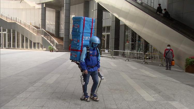 外卖小哥背100斤重物不费力:像背一台笔记本