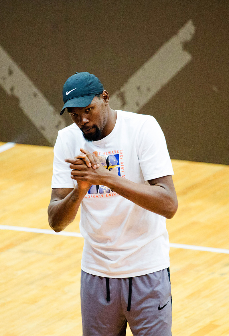 她因为一颗篮球而流泪而我却因为一个细节被圈粉