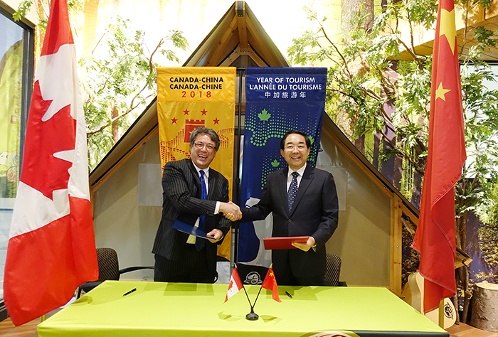 沃森代表中加双方在加拿大渥太华签署了《关于自然保护地事务合作的