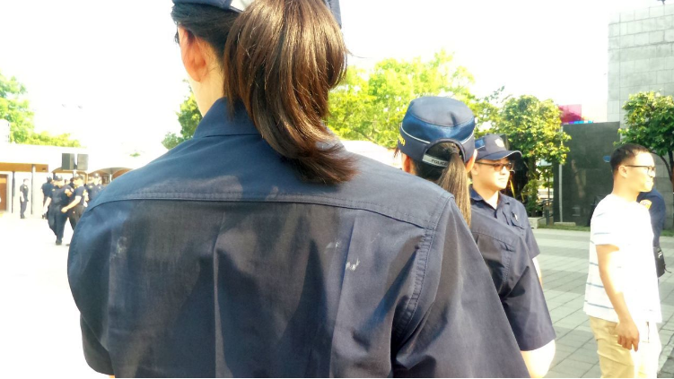 4月的藏青色制服，易出现白色汗渍（图源：联合新闻网）