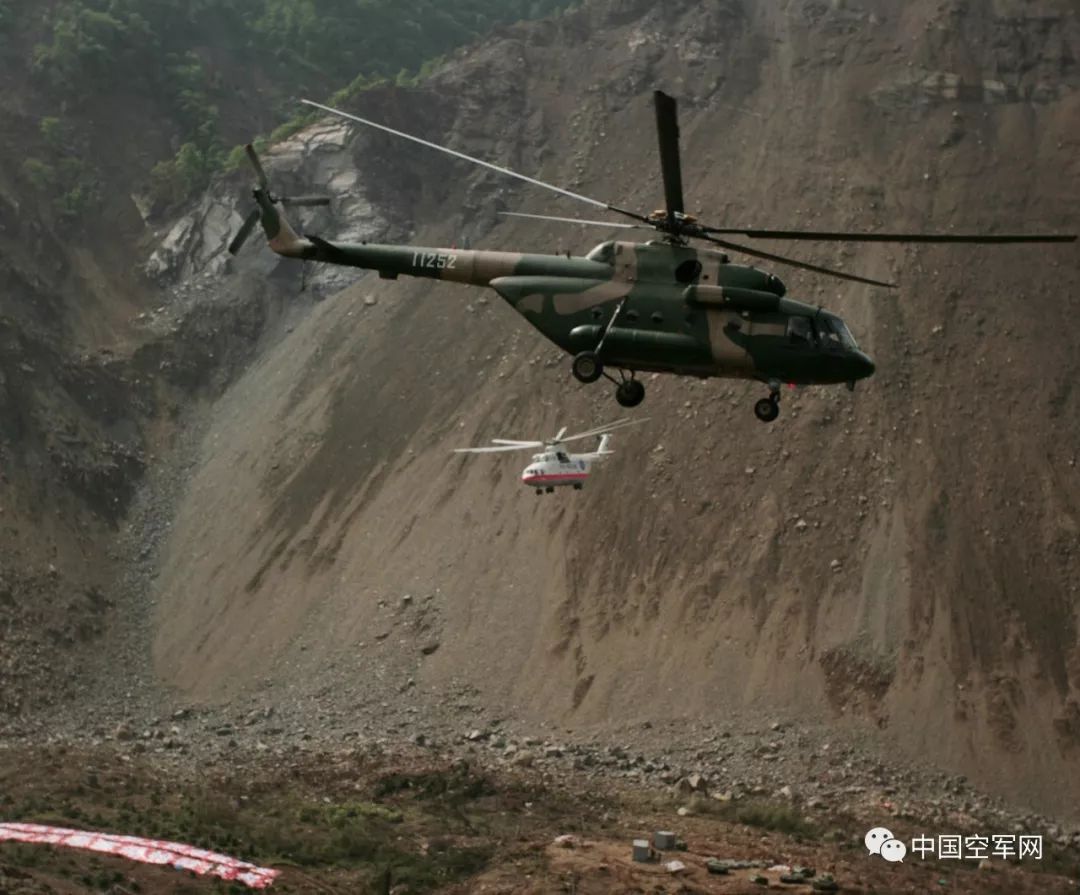 汶川10年,"英雄机组"沿当年救援航线俯瞰重建新貌|空军|刘应华|汶川