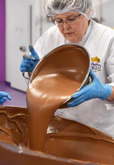 英商家造世界最大巧克力 高91厘米重近100斤 3人合力打造