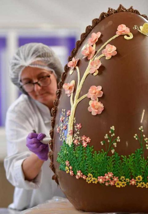 英商家造世界最大巧克力 高91厘米重近100斤 3人合力打造