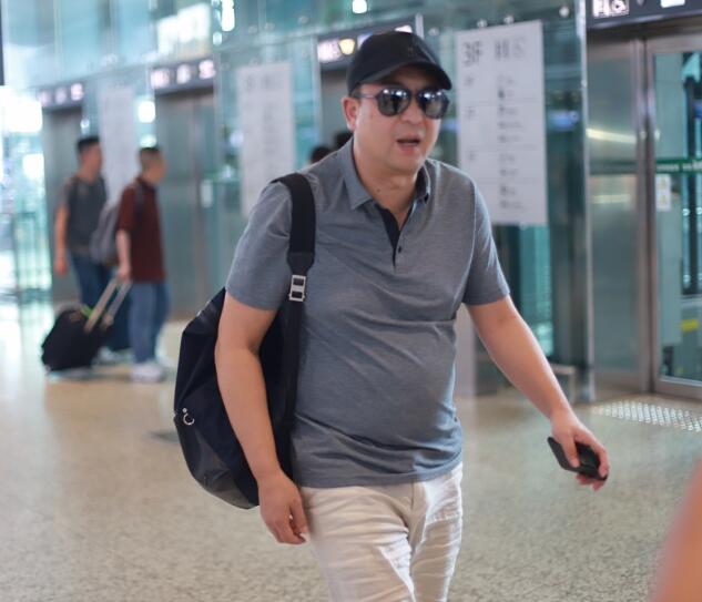 48岁张嘉译挺肚子走路,网友:脚上的红绳看着好不顺眼