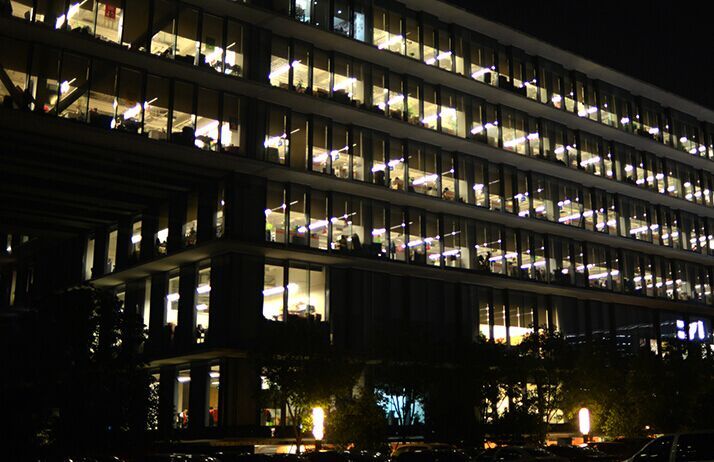 "凌晨3点不回家"刷屏,是人生真相还是贩卖焦虑?