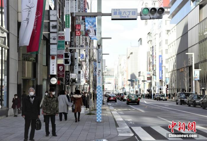 原料图:图为日本东京街头过马路的走人。中新社记者 吕少威 摄