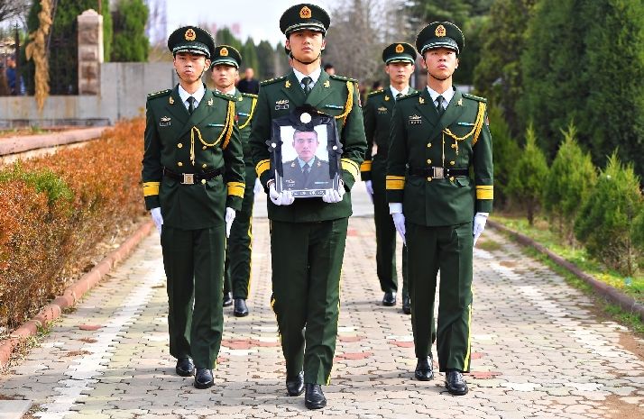 12月5日,王成龙烈士葬礼在他的家乡——临沂市莒南县鲁东南烈士陵园举走,武警山东总队济南支队护送王成龙骨灰。郭尧 摄