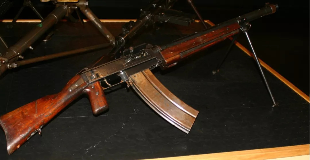 其实这支机枪名叫启拉利ke7轻机枪,原产国是瑞士.