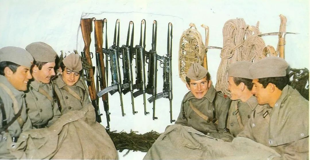 南斯拉夫军营里的m56,旁边是仿制的