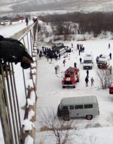 俄一客车从6米高桥梁坠落 致19人死18人伤 (事发现场。图源:推特)