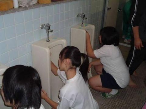 日本一学校男生女生都必须刷公共厕所