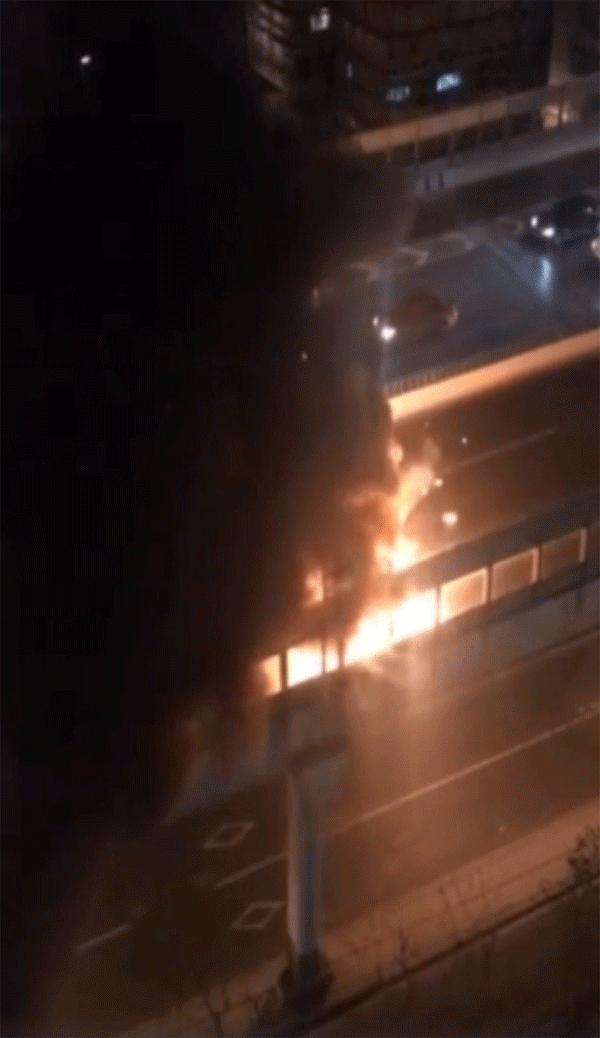  2019年4月14日晚，上海内环内侧沪太路至共和立交发生一起轿车单车着火事故。@再见萤火虫啊 图