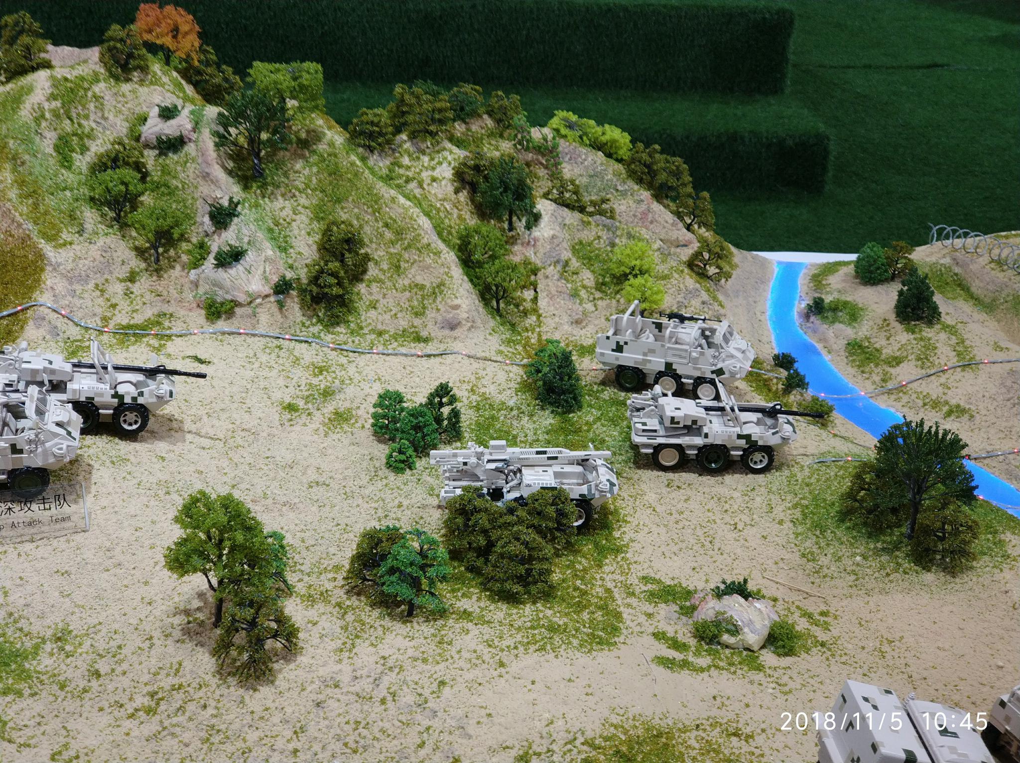 山猫弹炮合一防空型与突击火炮型亮相珠海航展