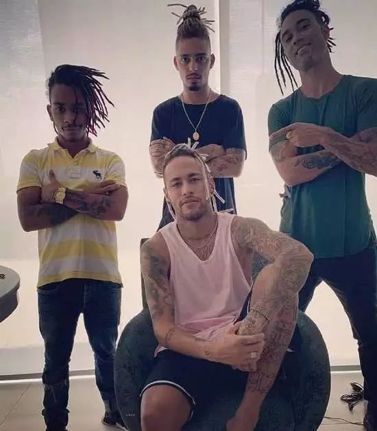 上更新了一组照片,向球迷展示自己的新发型——杀马特风格的金色脏辫