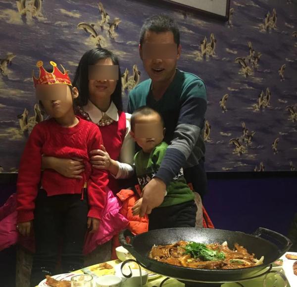 河北男子听信“半仙” 用皮鞭抽打妻子致其死亡 受害人全家福。受访者供图