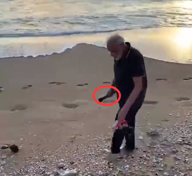 莫迪12日在泰米尔纳德邦马马拉普拉姆海滩上拾垃圾。（莫迪推特视频截图）