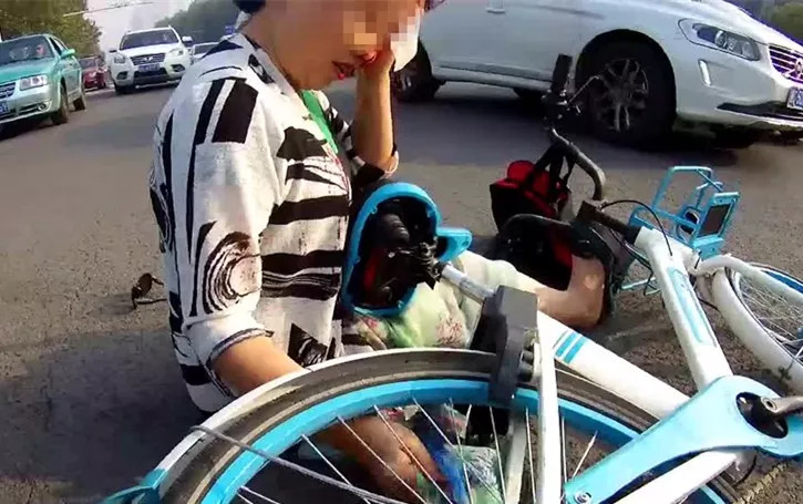 路上骑车摔倒,面部还受了伤. .都是裙子惹的祸!