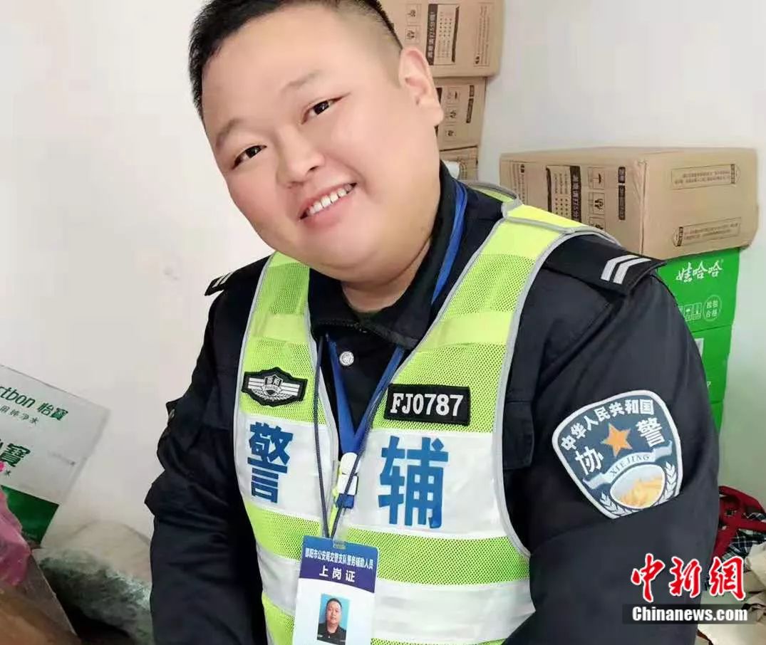 我平时就这么呆萌协警自创倒计时手势舞一夜爆红