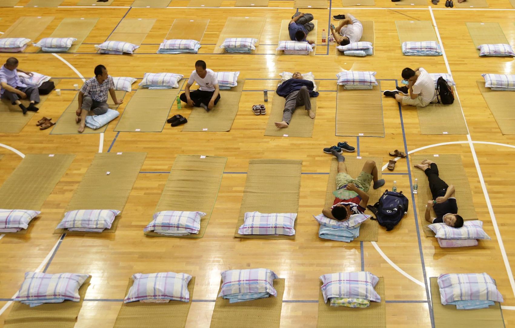 300张竹席大通铺!南航帮新生家长打地铺