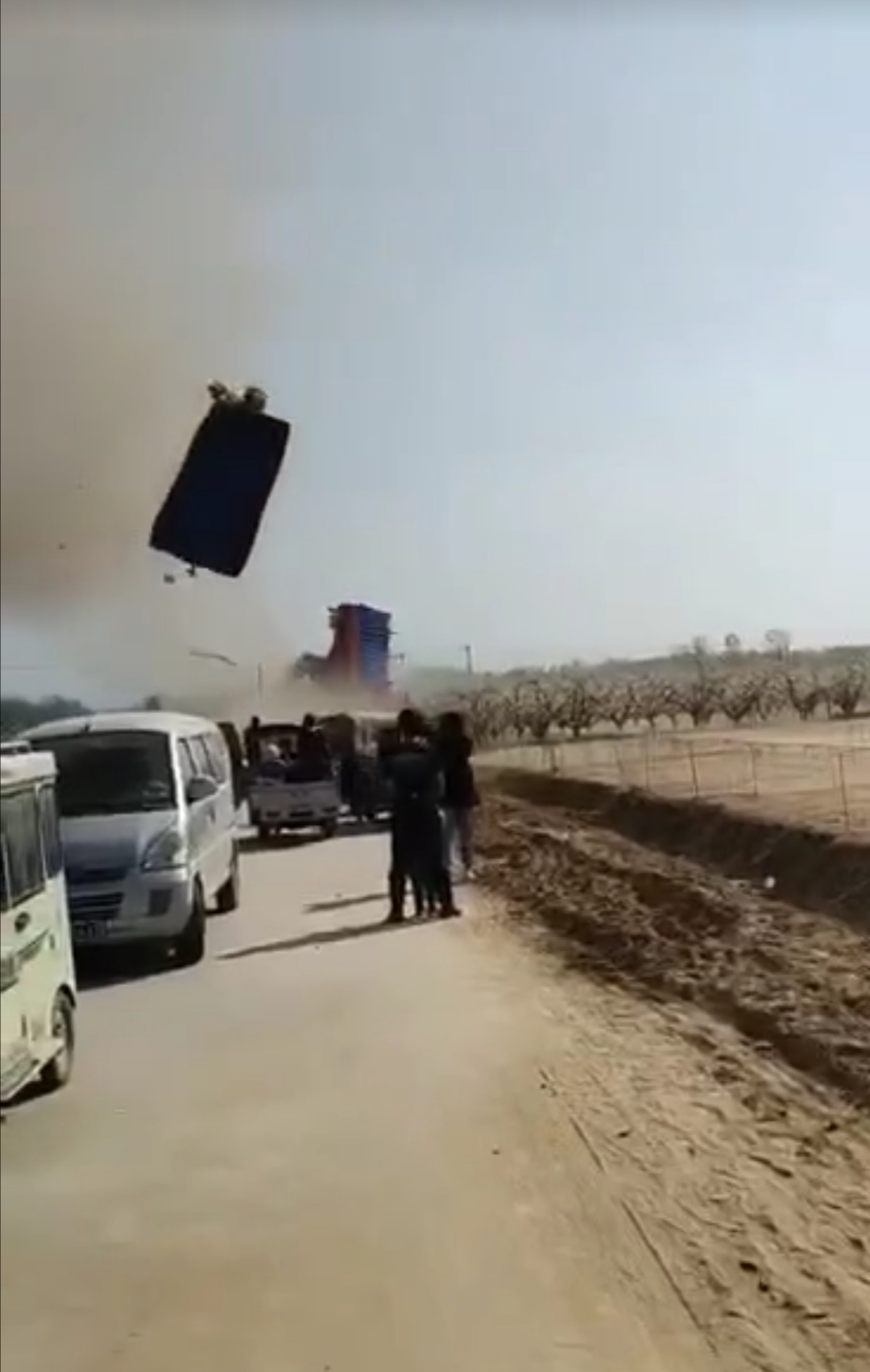 河南虞城遭遇龙卷风 游乐场蹦蹦床被刮飞18名