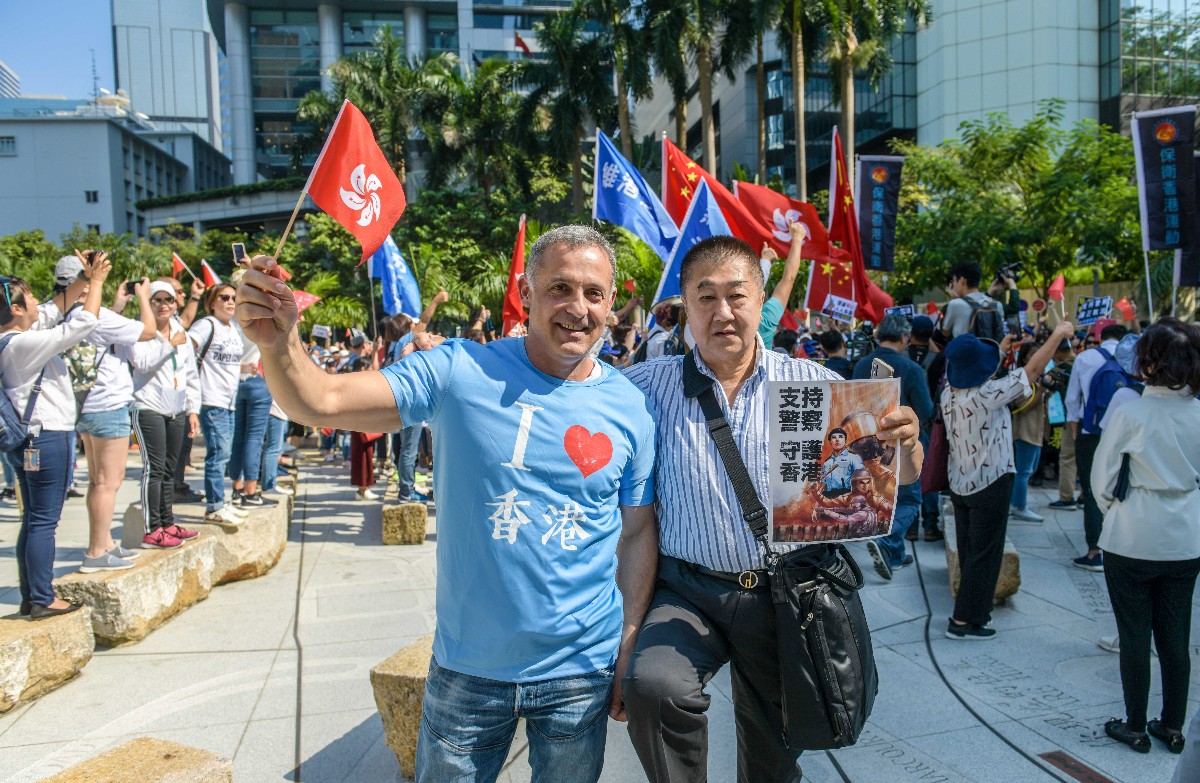 撐警海報,高喊口號,為連日來不辭勞苦,恪盡職守的香港警察加油打氣